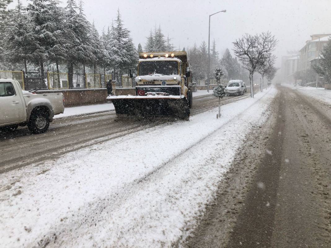 Konya’nın beyaz örtüyle kaplanan ilçesinde karla mücadele ediliyor 4